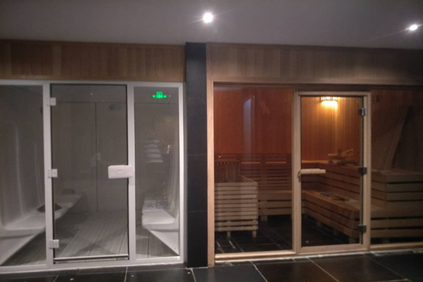 高端會(huì)所泳池設(shè)備、桑拿房均采用進(jìn)口高端品牌，由廣州搏瀾泳池設(shè)備有限公司提供安裝服務(wù)。會(huì)所主要接待業(yè)主邀請(qǐng)的商界要人、行業(yè)精英、金融巨子、教育泰斗等社會(huì)名流；并不對(duì)外開(kāi)放。