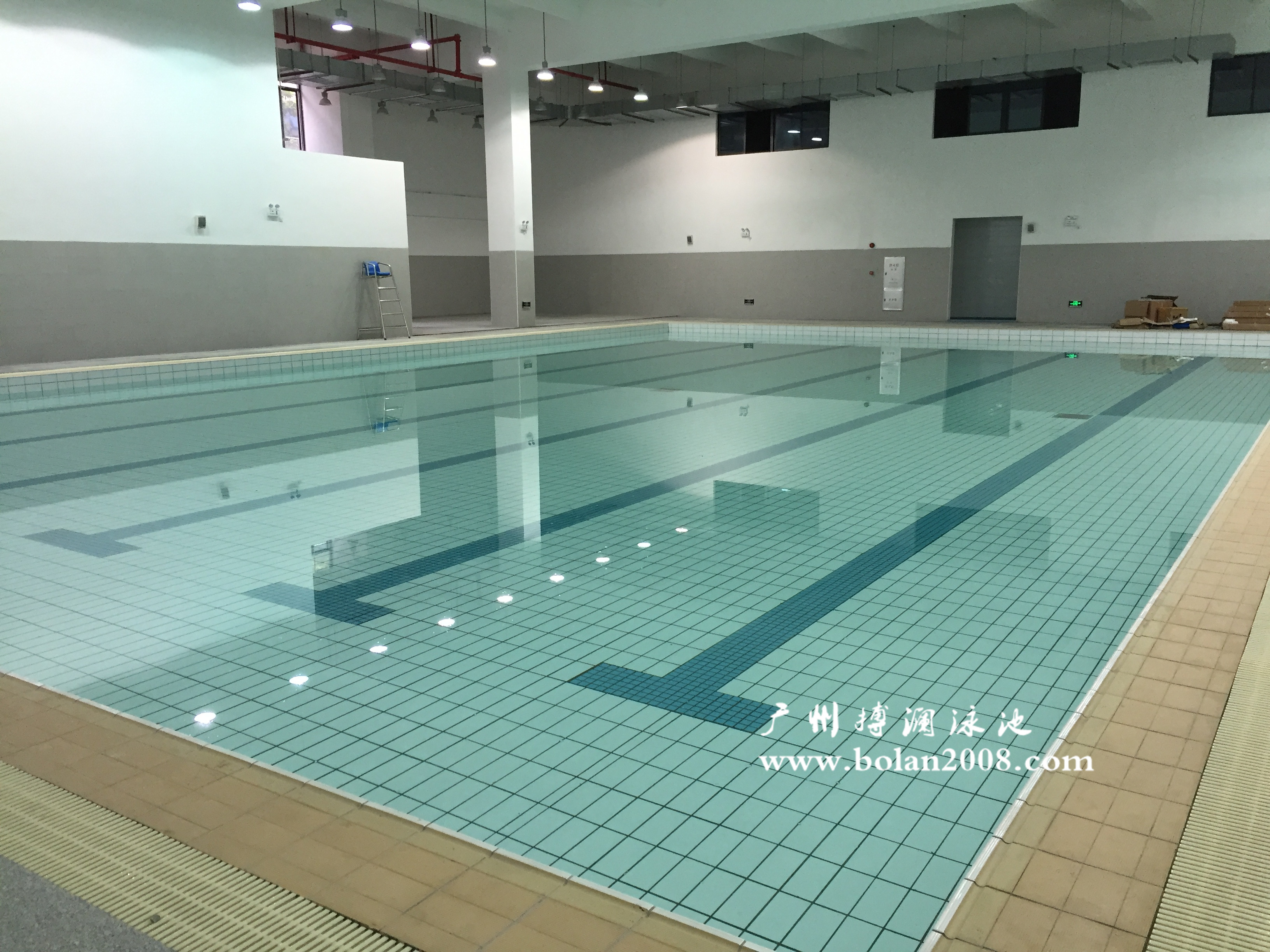 學(xué)校體育館內(nèi)設(shè)有恒溫泳池、多功能活動(dòng)中心、舞蹈室等配套設(shè)施。其泳池設(shè)備均采用我司產(chǎn)品。